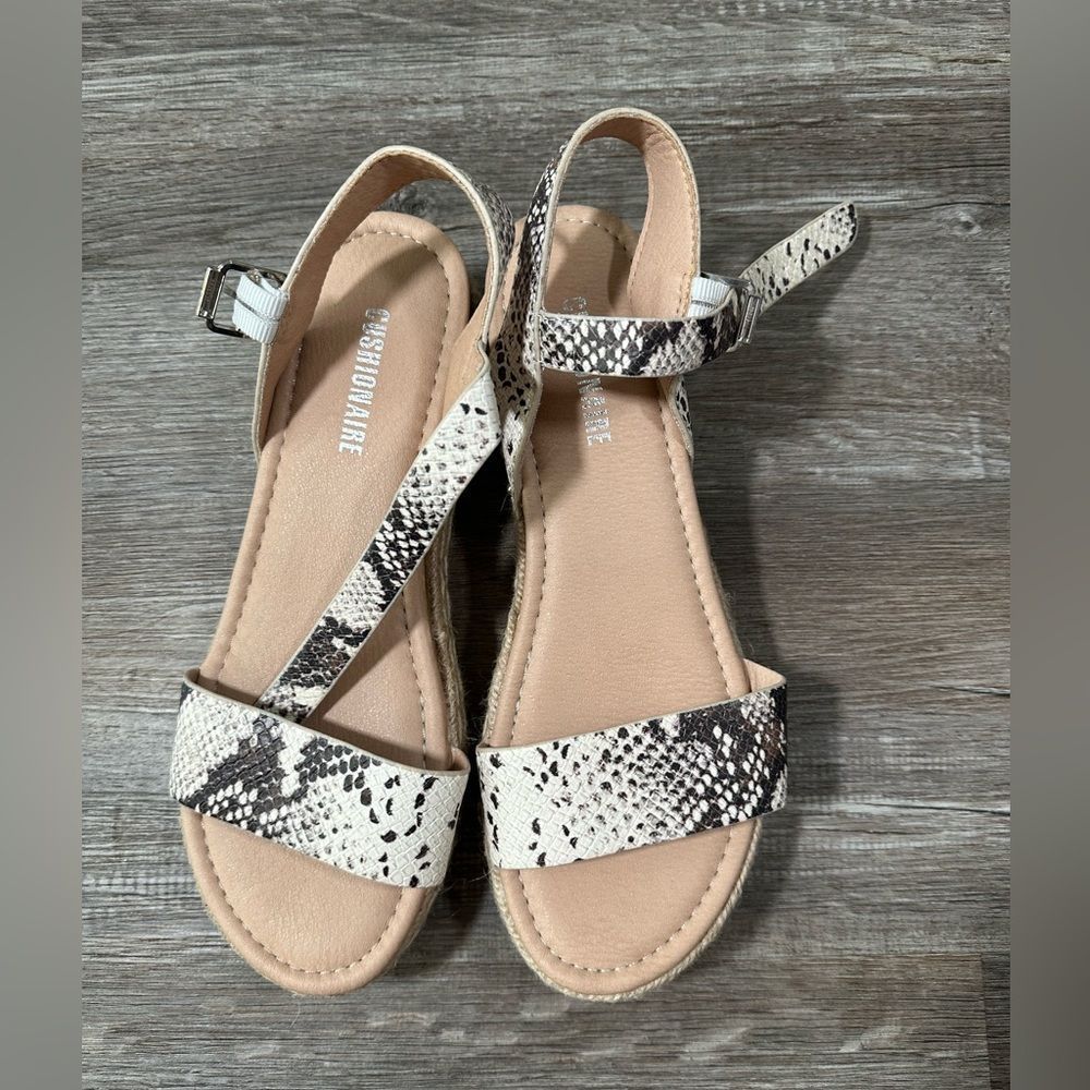 Cushionaire espadrille faux snakeskin sandals 8.5